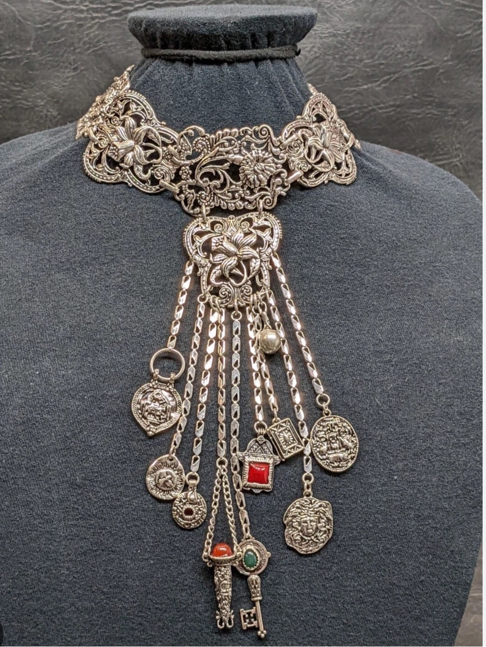 Zara NWT Filigree Medallion Charm Statement Choker Necklace - Picture 2 of 2